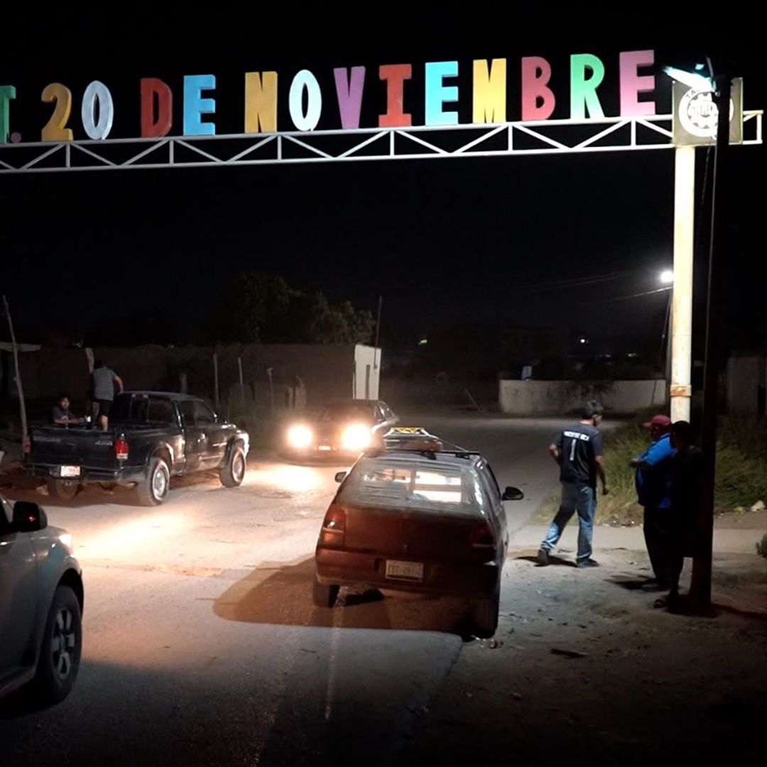Manifestantes Bloquean Carretera Torreón-San Pedro para Exigir Liberación de Mujer Detenida